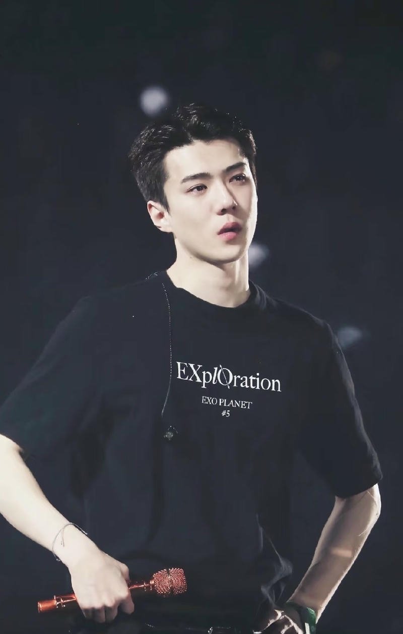 Biểu cảm yếu đuối con trai khóc trong hình