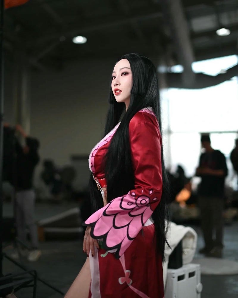Boa Hancock cosplay tạo dáng uyển chuyển đầy quyến rũ