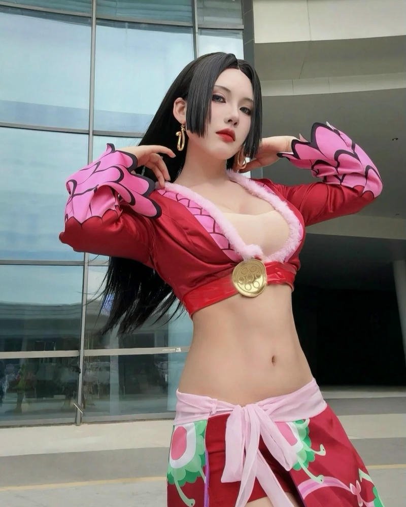 Boa Hancock cosplay thể hiện thần thái quyến rũ nổi bật