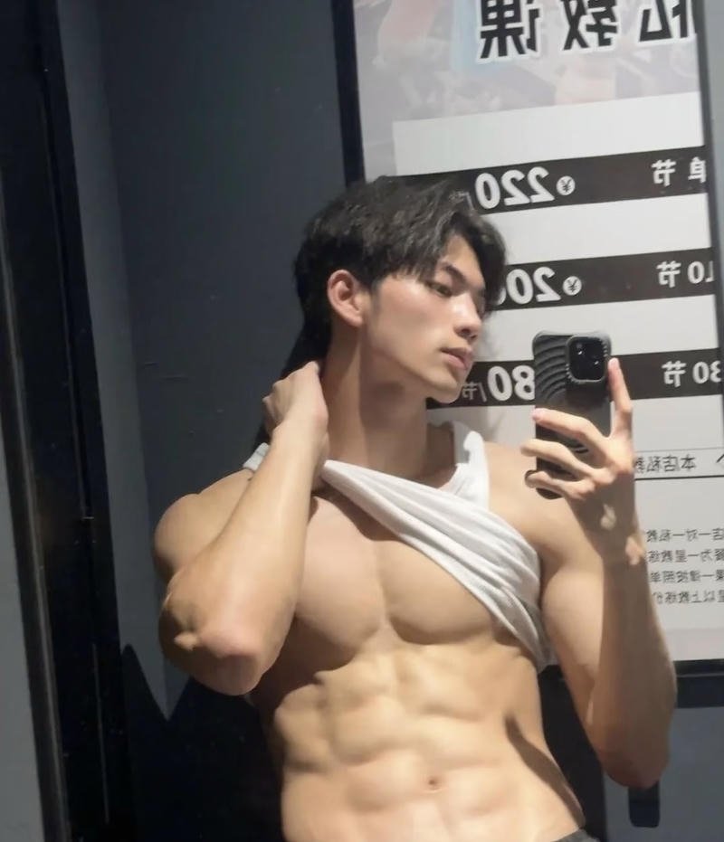 Body mạnh mẽ của nam mẫu trẻ khỏe khoắn