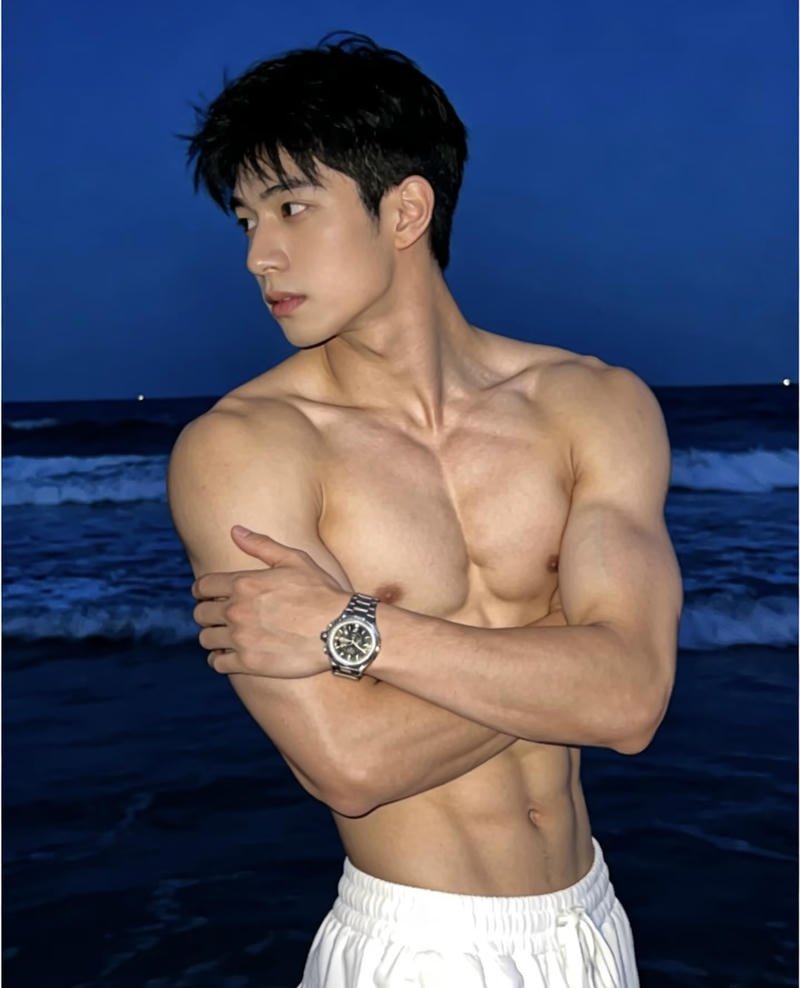 Body rắn rỏi của nam thanh niên khỏe khoắn