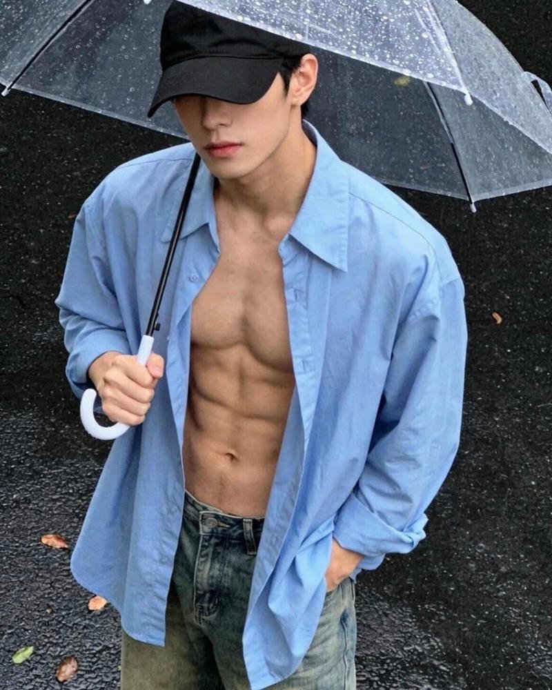 Body rắn rỏi nam tính của chàng trai che mặt