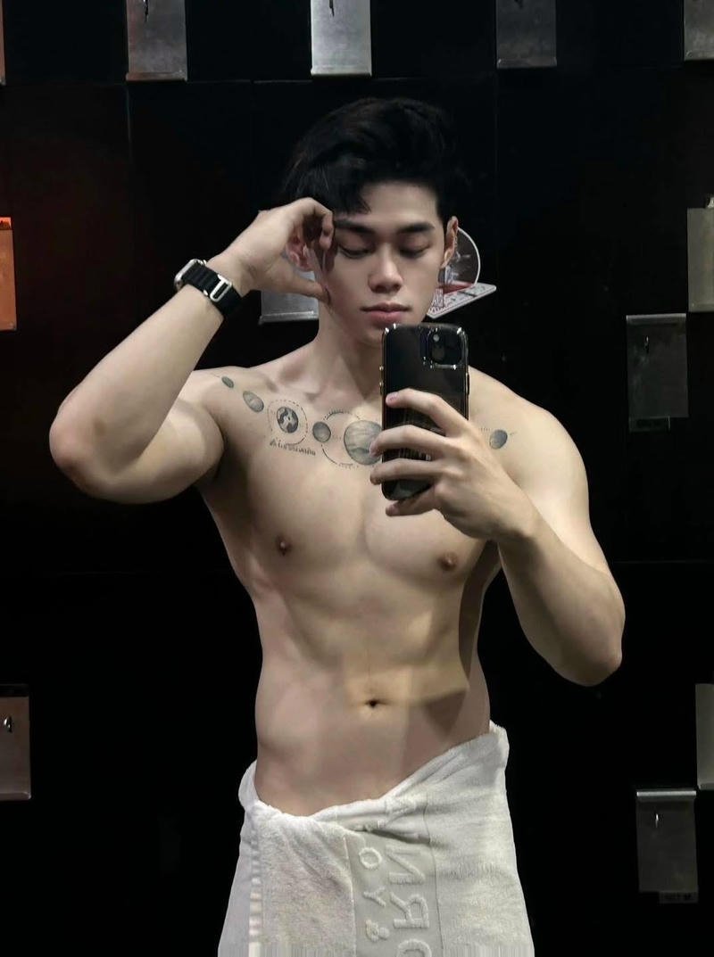 Body săn chắc cơ bụng rõ nét nam thần Việt