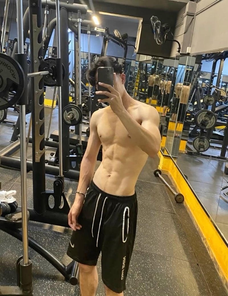 Body thể thao của chàng trai lấy tay che mặt