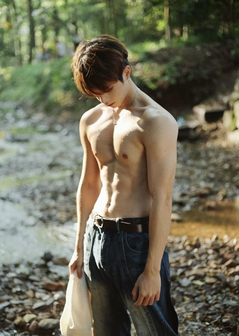 Body thể thao nổi bật của chàng trai trẻ