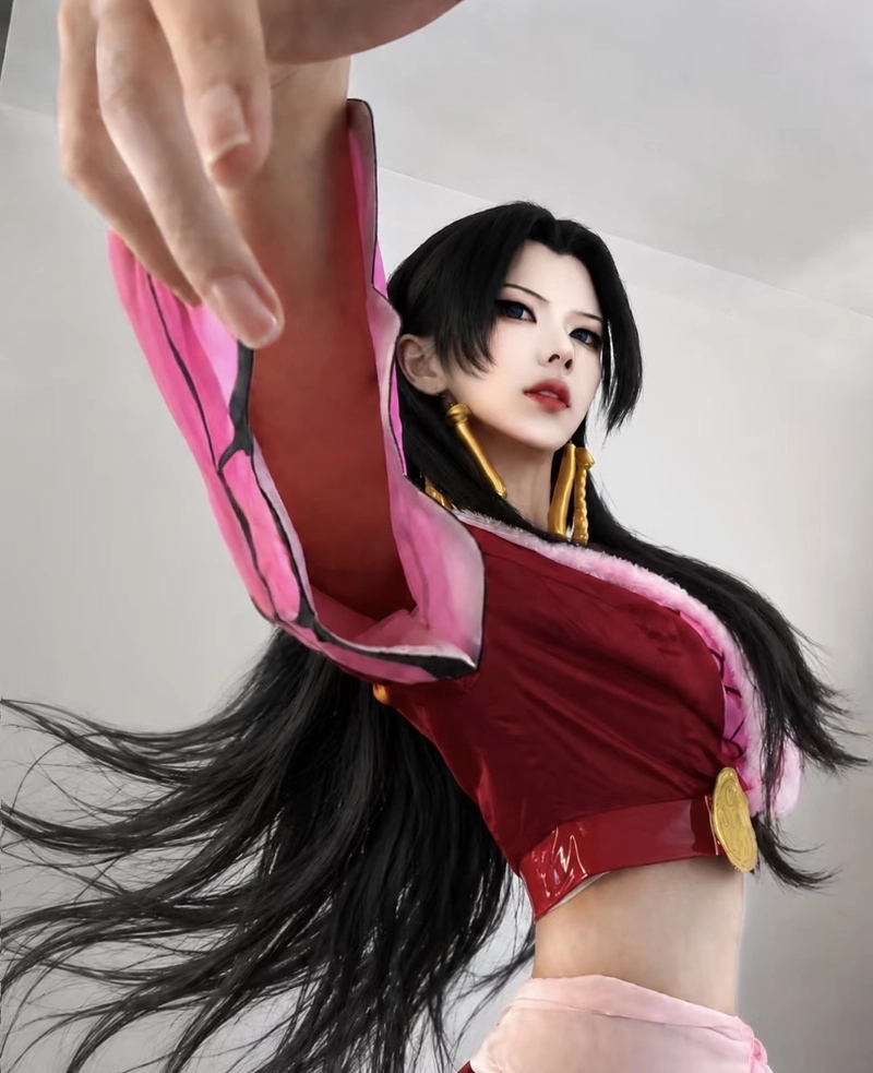 Bức ảnh Boa Hancock cosplay cùng mái tóc dài óng ả