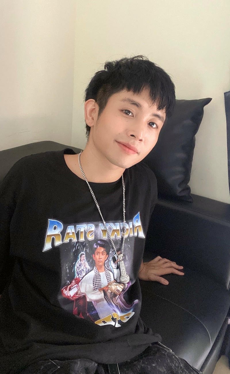 Bức ảnh ánh sáng mạnh tạo chiều sâu nền Ricky Star