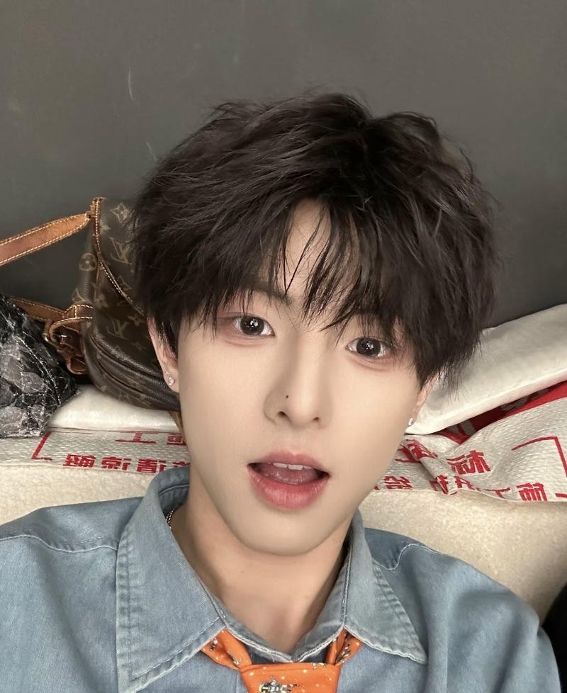 Bức ảnh con trai cute có đường nét gọn gàng dễ nhìn