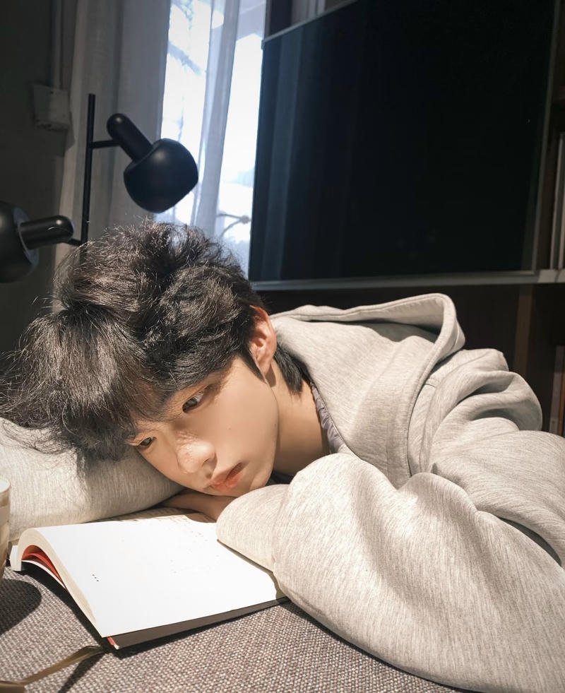 Bức ảnh con trai cute mang cảm giác nhẹ nhàng dễ chịu