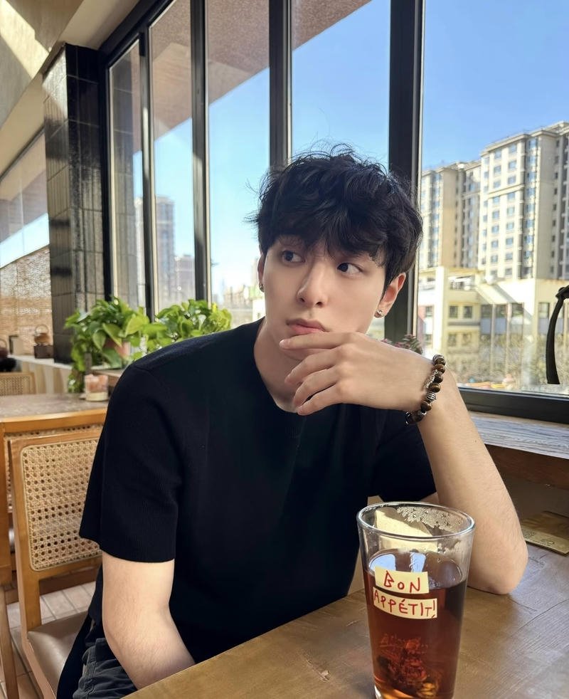 Bức ảnh con trai cute mang vẻ ngoài điềm tĩnh hài hòa