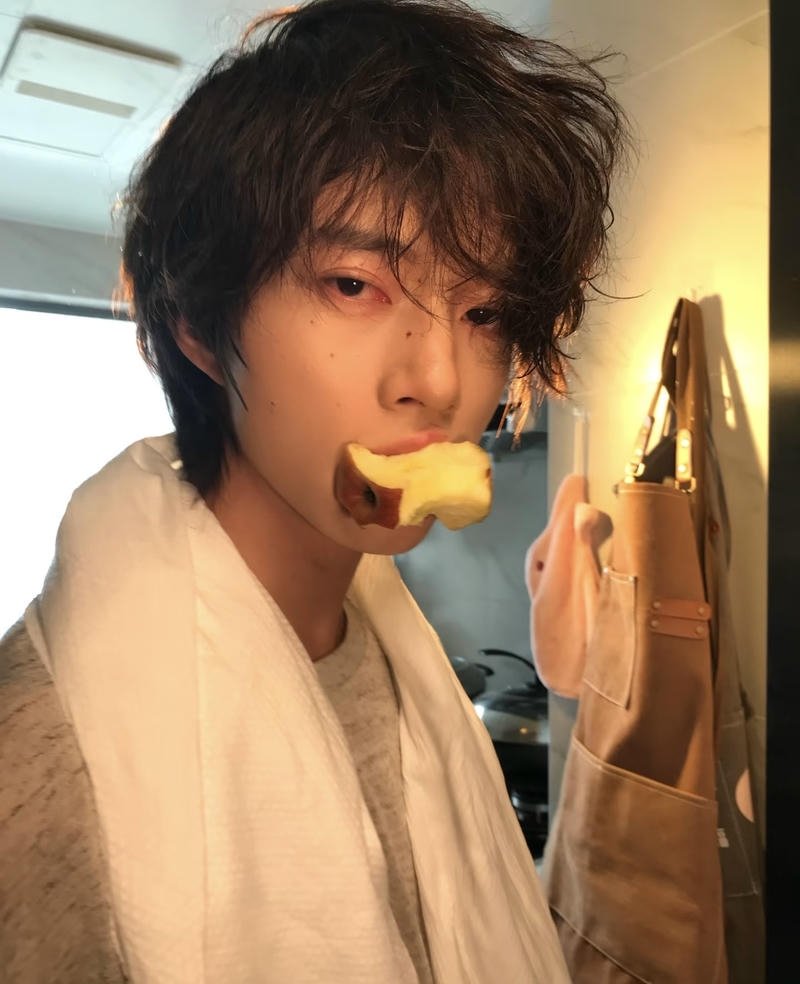 Bức ảnh con trai cute thể hiện vẻ ngoài nam tính nhẹ