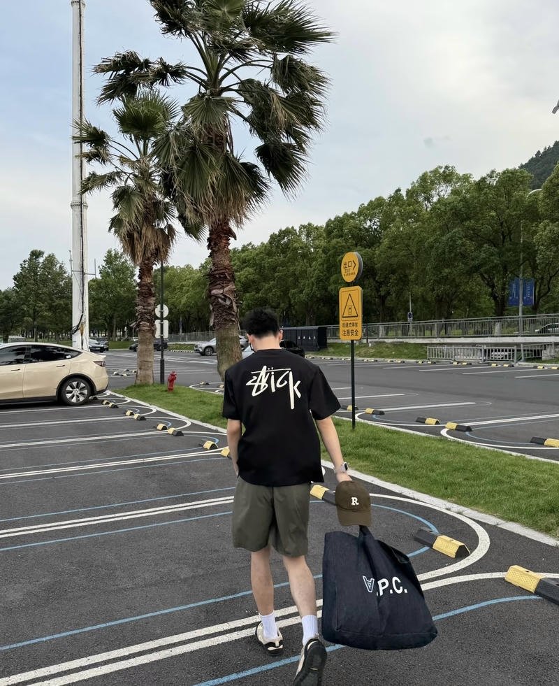 Bức ảnh nam chụp sau lưng thể hiện vẻ ngoài mạnh mẽ