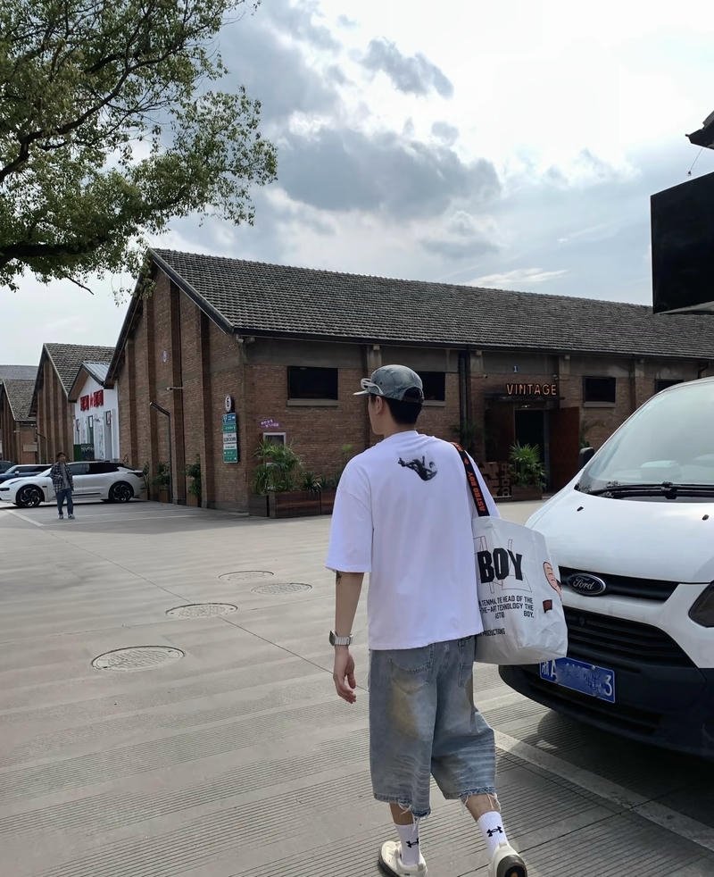 Bức ảnh nam chụp sau lưng với dáng người cân đối