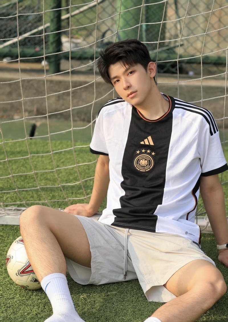 Bức ảnh trai đá bóng mang gương mặt hài hòa dễ nhìn