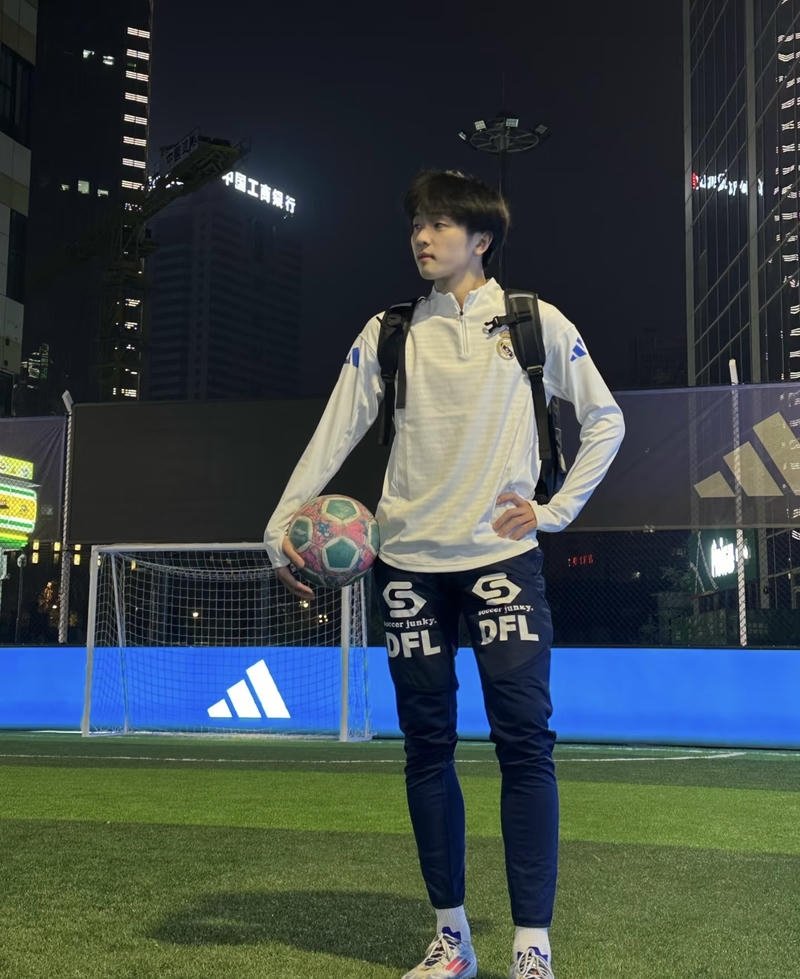 Bức ảnh trai đá bóng thể hiện nét nam tính dịu dàng