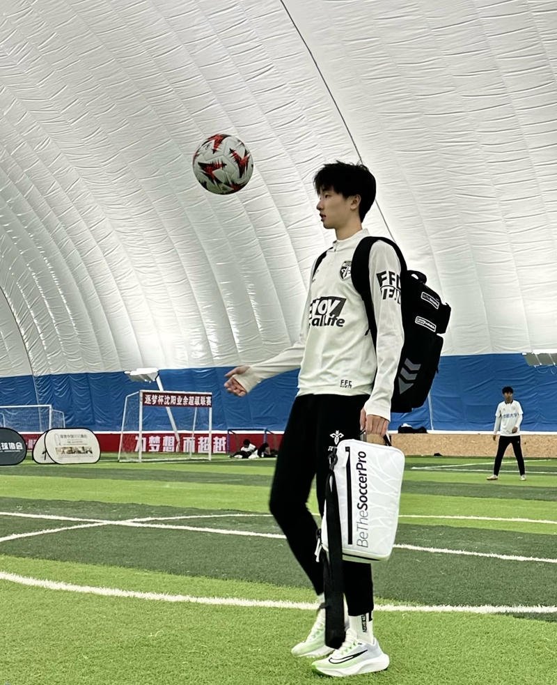 Bức ảnh trai đá bóng thể hiện vẻ đẹp giản dị tinh tế