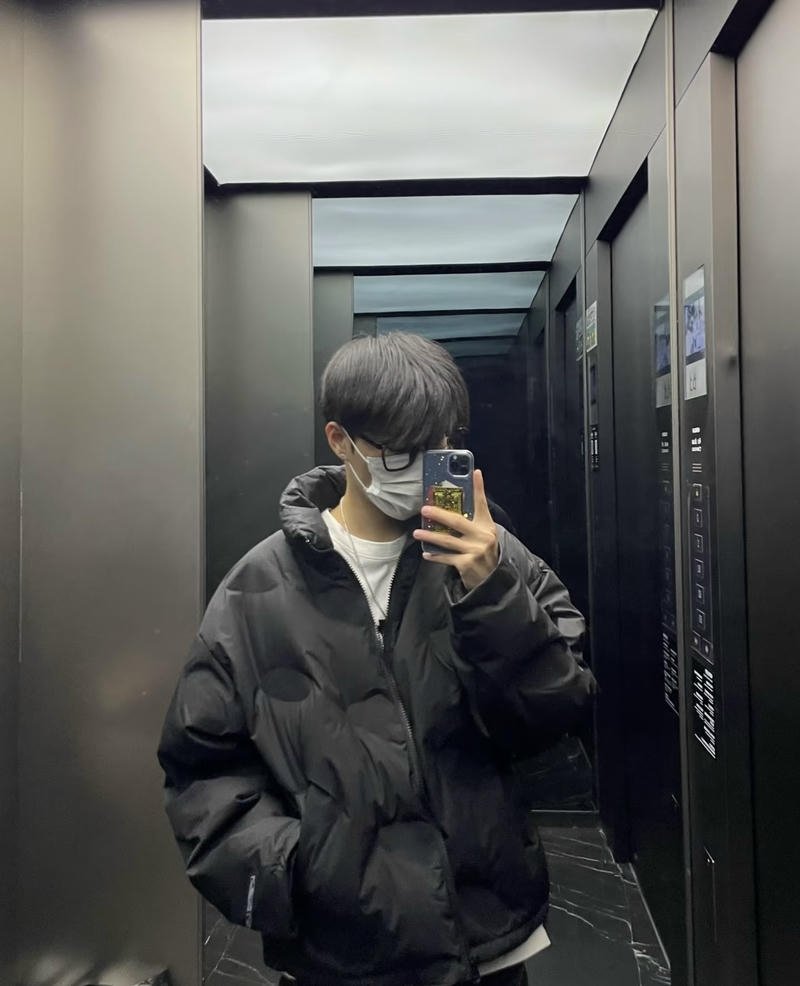 Bức ảnh trai đẹp chụp trước gương che mặt cực thu hút