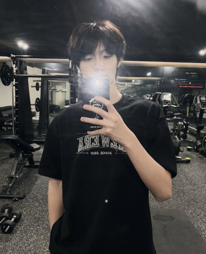 Bức ảnh trai đẹp chụp trước gương che mặt khá ấn tượng