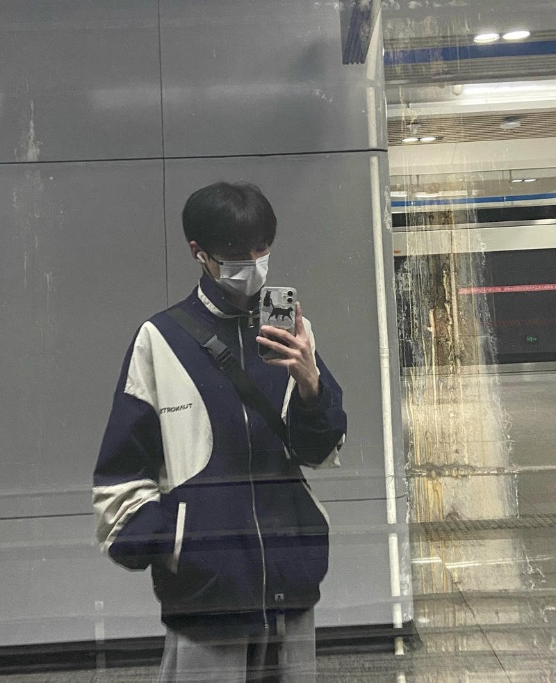 Bức ảnh trai đẹp chụp trước gương che mặt nhìn rất hợp gu