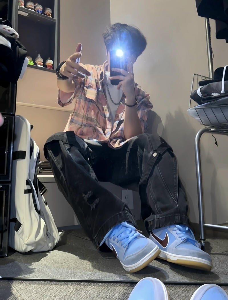 Cách tạo dáng trong ảnh trai đẹp chụp trước gương che mặt