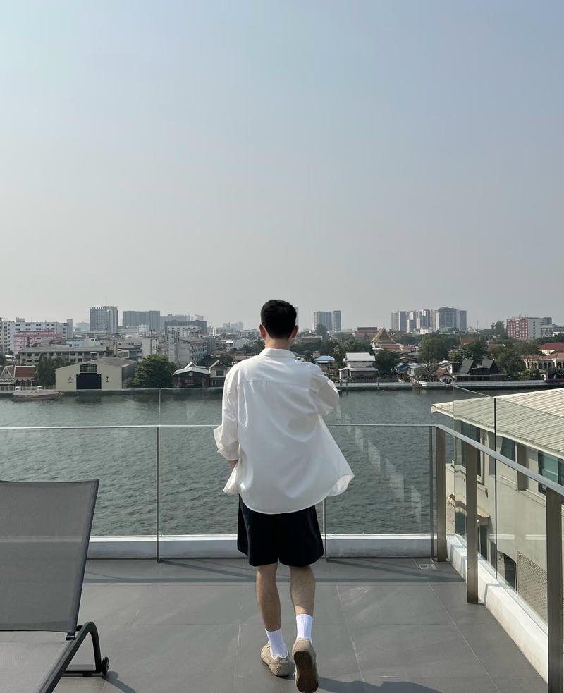 Cảm giác yên tĩnh trong ảnh nam chụp sau lưng dễ chịu