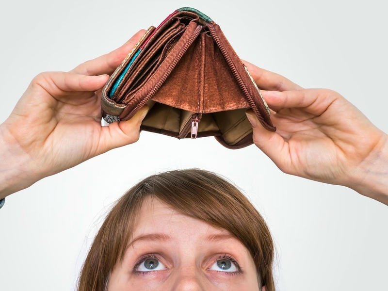 Cảnh nhân vật phát hiện ví trống meme ví rỗng