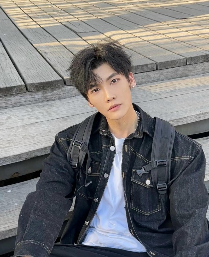 Chân dung chàng trai Trung Quốc với visual chuẩn idol