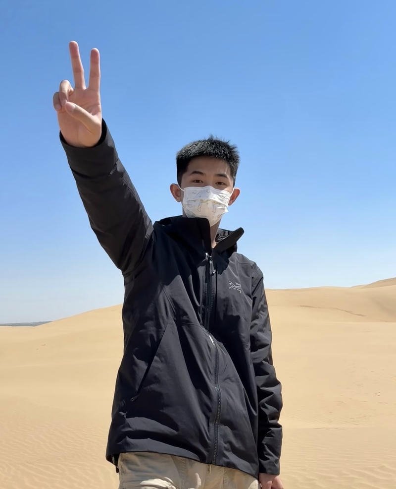 Chân dung chàng trai cá tính mang khẩu trang