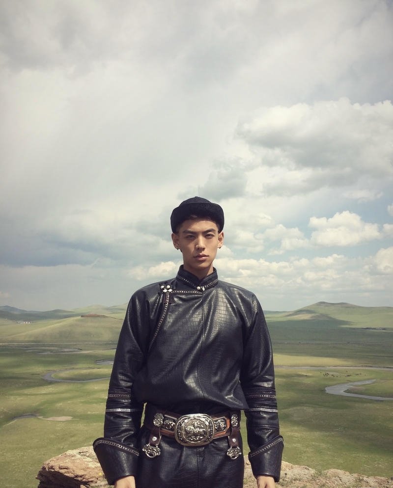 Chân dung chàng trai phong cách Douyin thần thái lạnh lùng