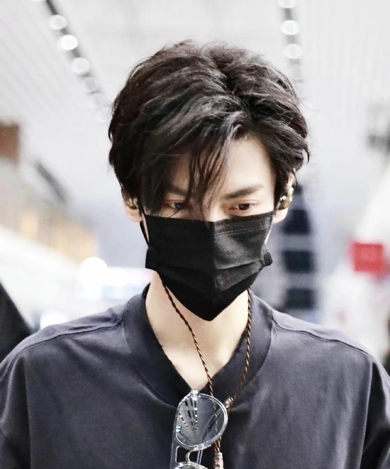 Chân dung nam giới street style với khẩu trang đen