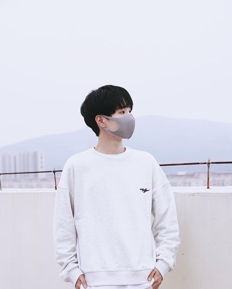 Chân dung nam giới street style với khẩu trang sẫm màu