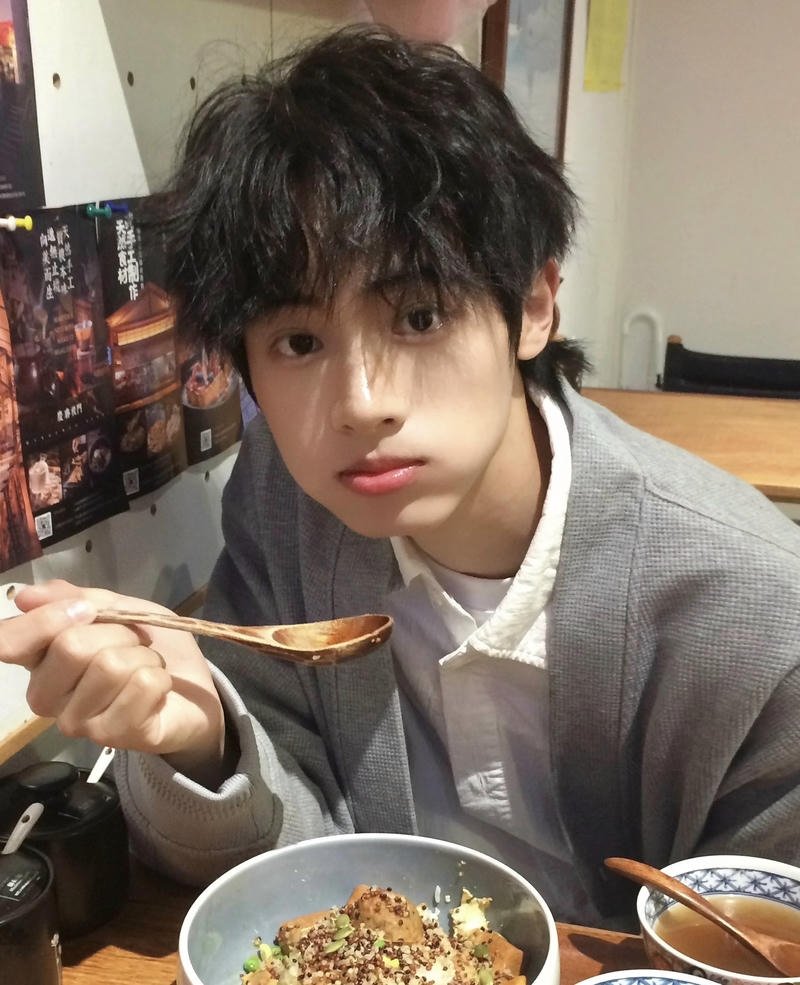 Chân dung nam sinh vibe thanh xuân vườn trường nhẹ nhàng