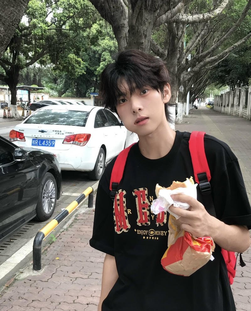 Chân dung thanh niên Trung Hoa phong cách cool ngầu