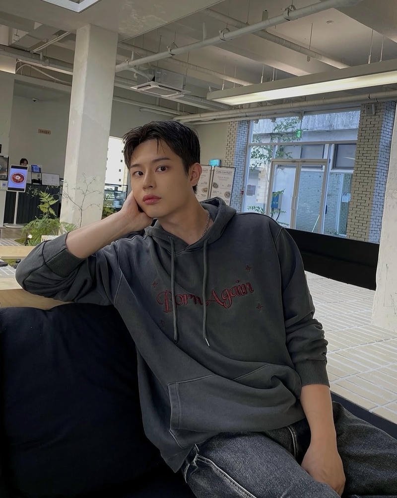 Trai đẹp Hàn Quốc lạnh lùng ánh mắt sâu thẳm