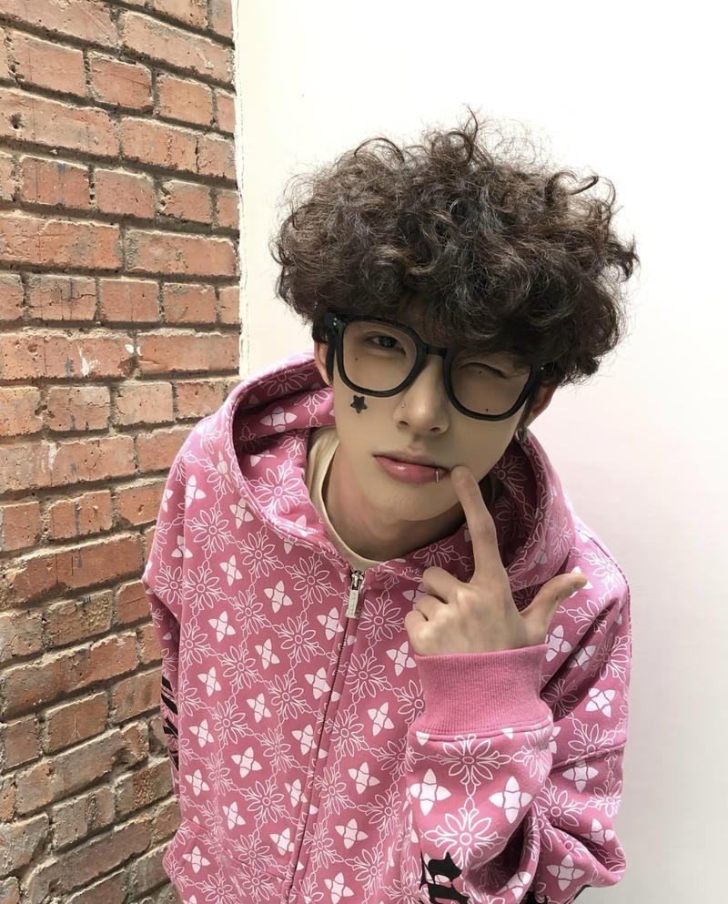 Chàng trai Trung Hoa điển trai ánh mắt dịu dàng tự nhiên