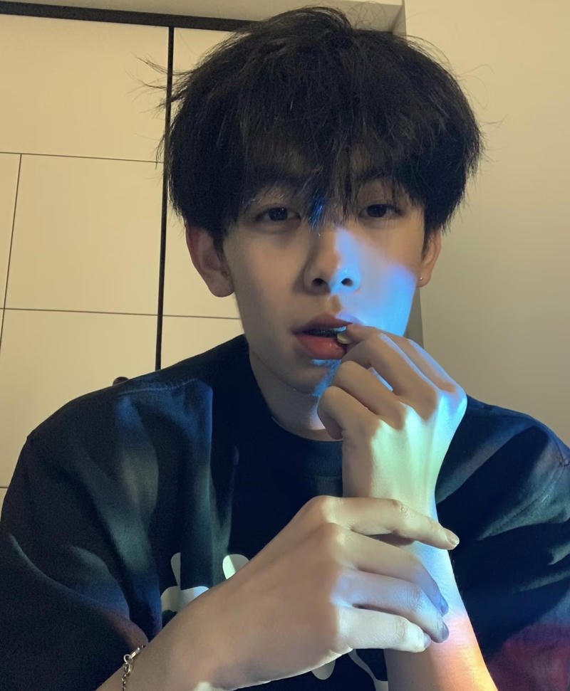 Chàng trai Trung Hoa điển trai phong cách idol trẻ trung