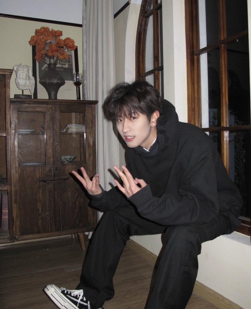 Chàng trai Trung Quốc mặc hoodie vibe ảnh trai Douyin