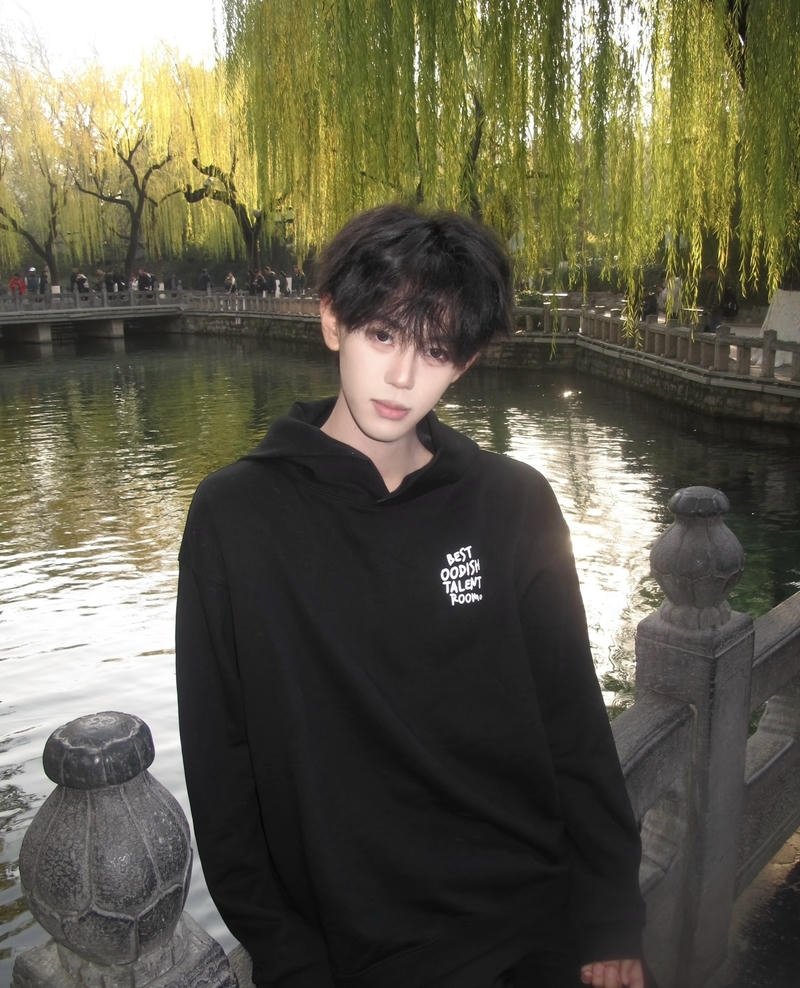 Chàng trai Trung Quốc thần thái cuốn hút kiểu ảnh Douyin