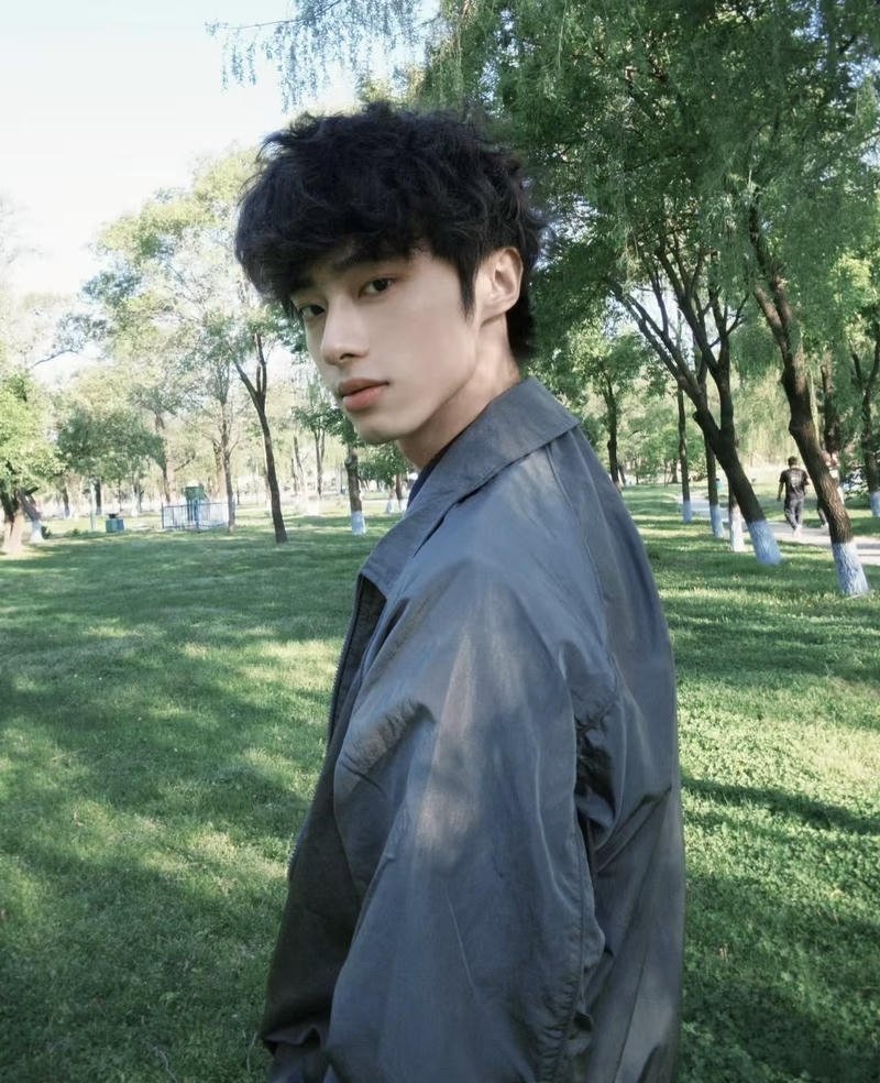 Chàng trai Trung Quốc với vẻ đẹp nam thần thanh xuân