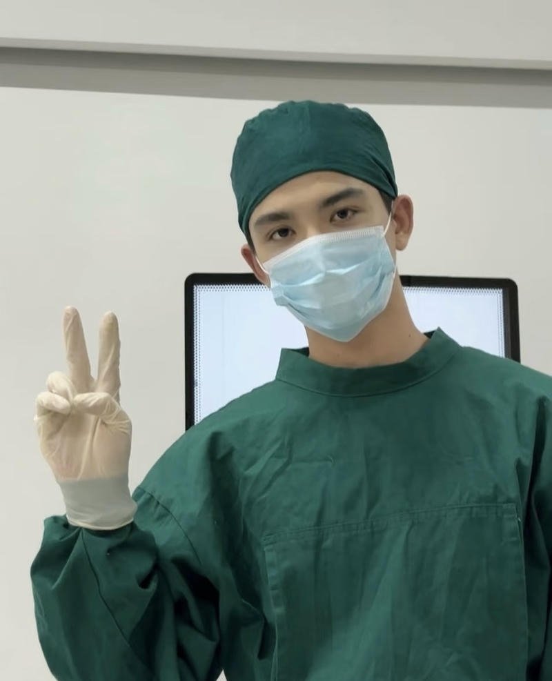 Chàng trai bác sĩ trẻ phong cách cool cùng khẩu trang