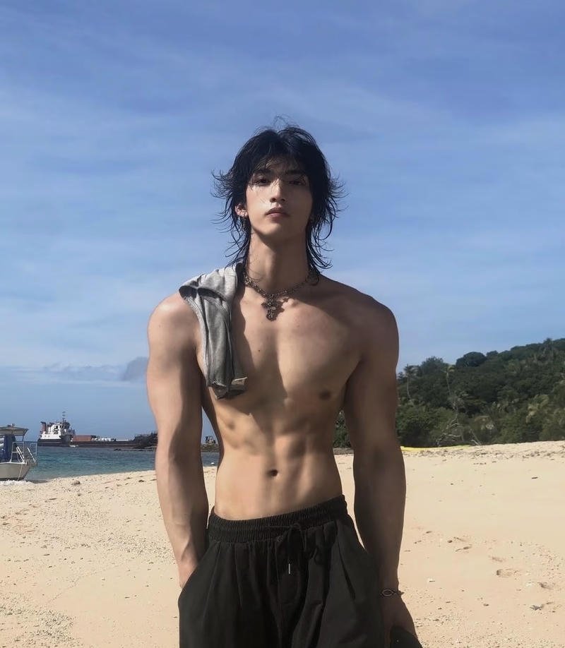 Chàng trai body chuẩn với cơ bụng săn chắc