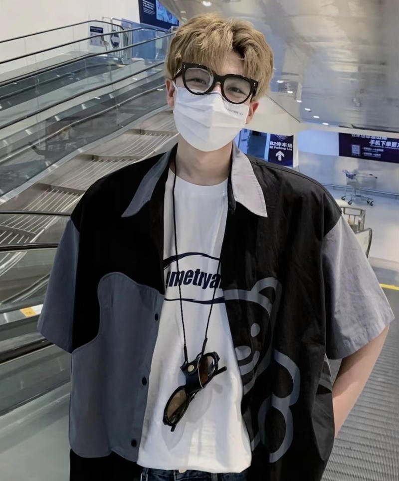 Chàng trai cá tính đeo kính đen cùng khẩu trang