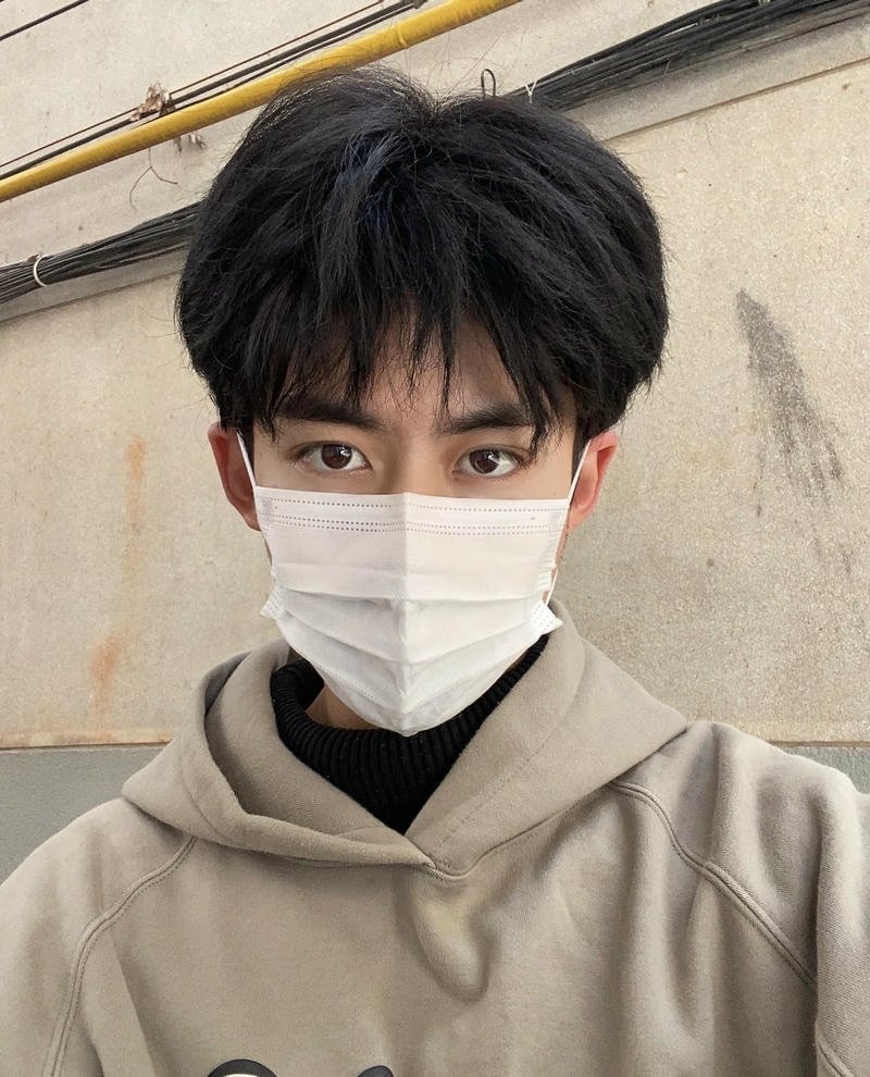 Chàng trai chụp tự sướng mang khẩu trang