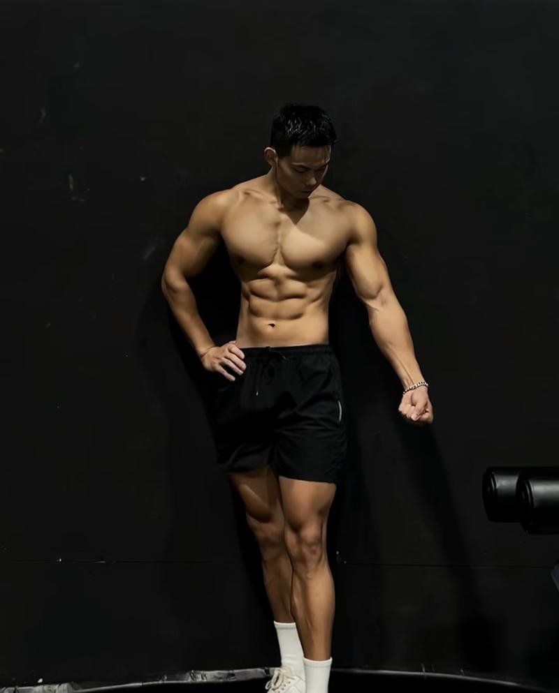 Chàng trai cơ bụng nổi bật tạo dáng che mặt