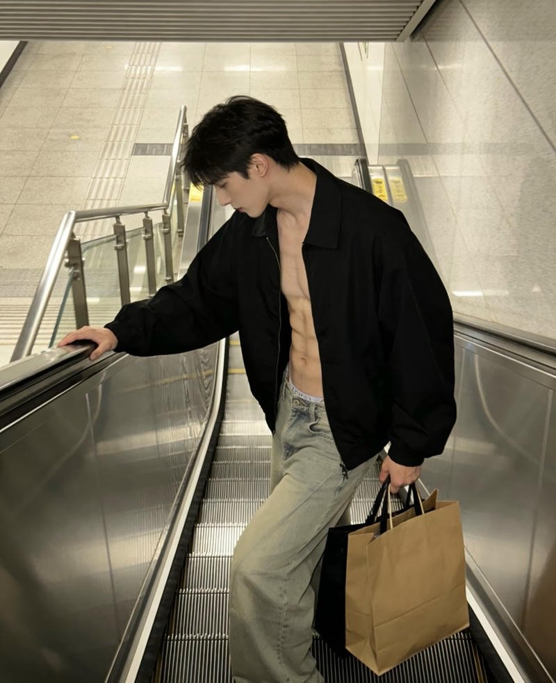 Chàng trai cơ bụng nổi khối trong ảnh trai 6 múi