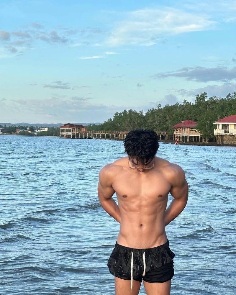 Chàng trai cơ bụng nổi khối trong hình ảnh trai 6 múi che mặt