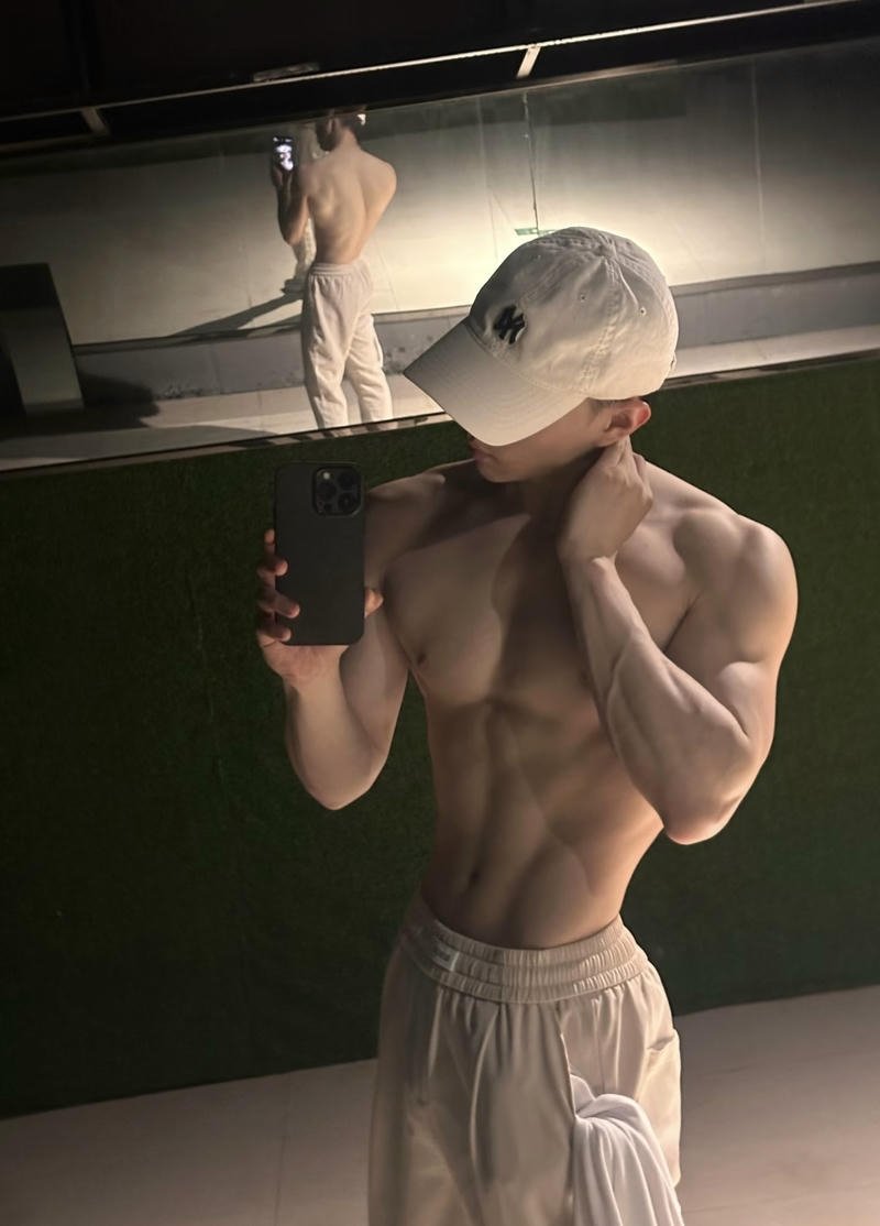 Chàng trai cơ bụng rõ nét body chuẩn thể thao