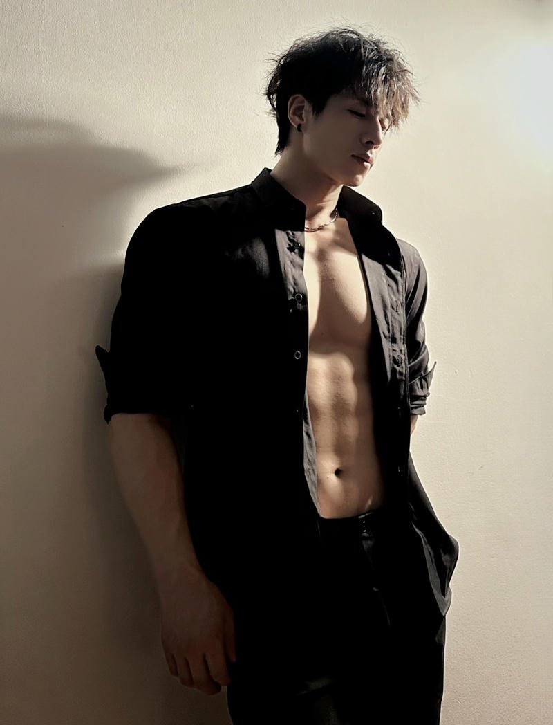 Chàng trai cơ bụng rõ nét nổi bật trong ảnh trai 6 múi