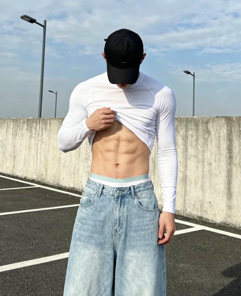 Chàng trai cởi trần cơ bụng nổi khối che mặt