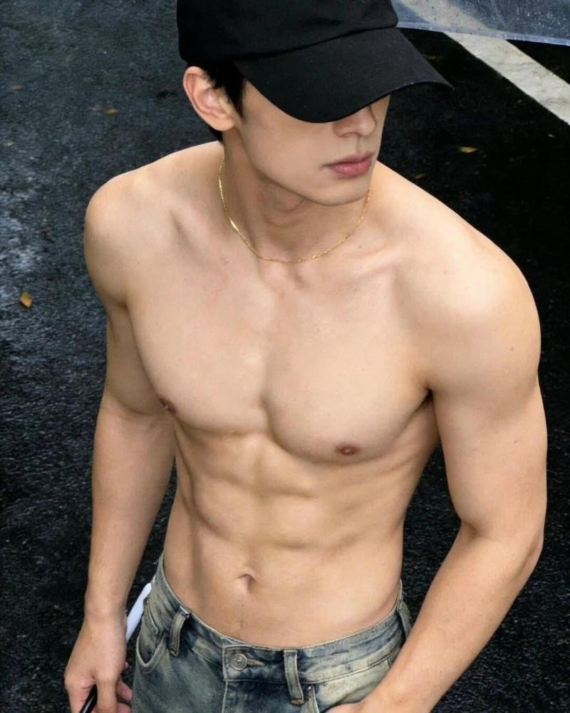 Chàng trai cởi trần cơ bụng rõ nét che khuôn mặt